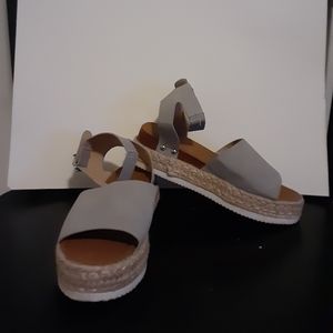 Soda Topic size 6 grey strapped platform sandals